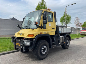 Camión volquete UNIMOG U400