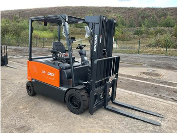 Carretilla elevadora eléctrica Doosan B30X-7 PLUS: foto 4