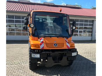 Camión volquete UNIMOG