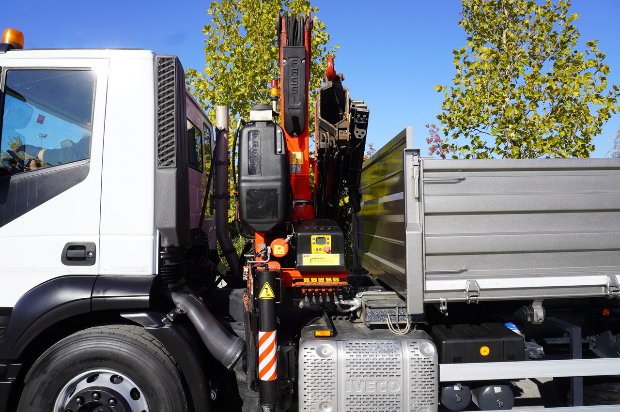 Camión caja abierta, Camión grúa IVECO Stralis 310 E6 / NEW 3-sided tipper / Fassi F135 crane with remote control: foto 36