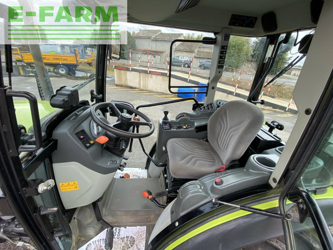 Tractor CLAAS nexos 230 ve cabine 4rm t4i VE: foto 8